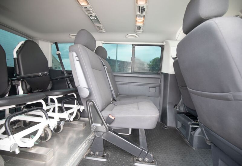 VW Bus T6 kurz • 2 Rollstuhlplätze • 3 Sitzplätze • mit Auffahrrampe