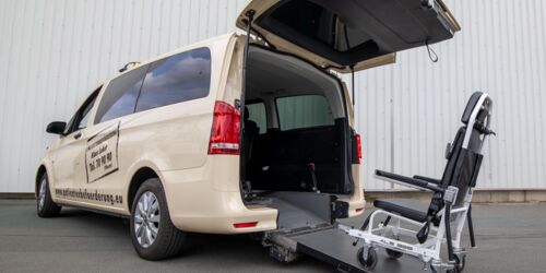 Mercedes Vito • 1 Rollstuhlplatz • 4 Sitzplätze • elektrische Auffahrrampe